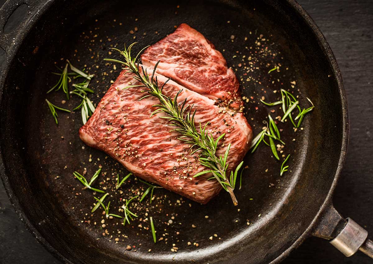 wagyu_steak_bratpfanne Zubereitung eines Wagyu Steak in der gusseisernen Bratpfanne