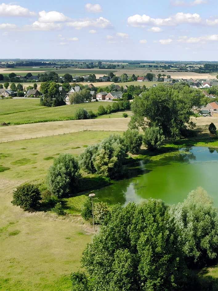 Luftaufnahme vom Niederrhein mit Storchennest und Woy